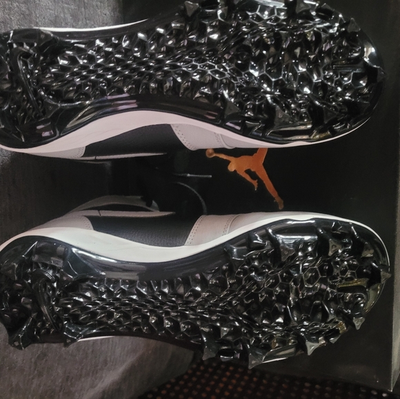 Air Jordan Football Cleats - Picture 2 of 4